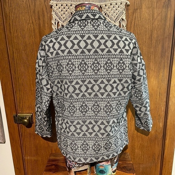 LAST CALL! Gap black and white patterned jacket - Picture 2 of 3